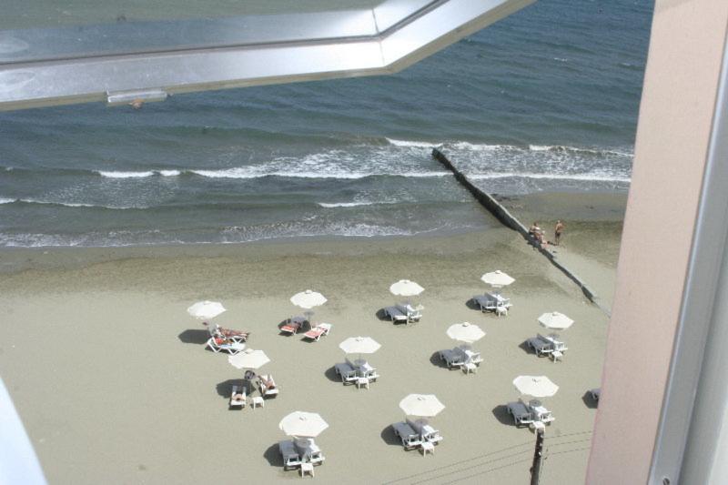 Mackenzie Beach Hotel Ларнака Зручності фото