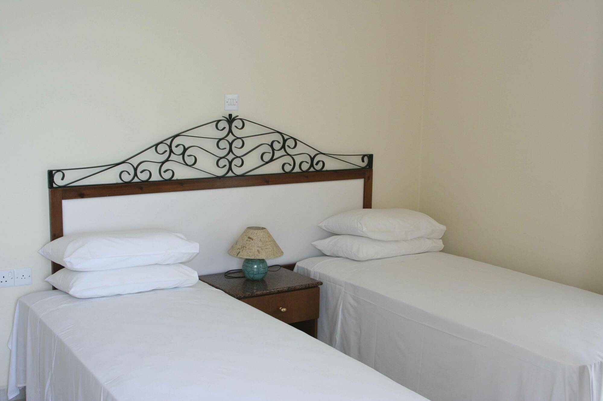 Mackenzie Beach Hotel Ларнака Екстер'єр фото